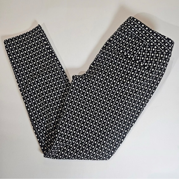 FULL OUTFIT -- Pants with Sleeveless Top and Earrings - Picture 3 of 14